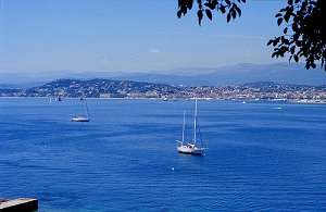 Cannes von der Ile Ste-Marguerite aus gesehen