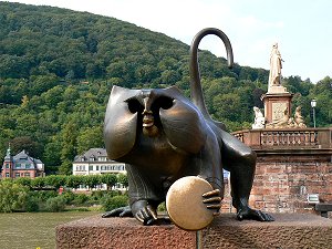 Brückenaffe auf der Alten Brücke in Heidelberg