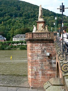 Hochwassermarken an der Alten Brücke in Heidelberg