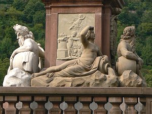 Skulpturengruppe auf der Alten Brücke: Symbole für die Flüsse Rhein, Mosel, Donau und Isar