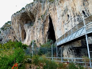 Die Grotten im Felsen Balzi Rossi