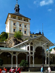 Marktkolonnade und Schlossturm in Karlsbad