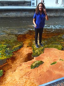 Mineralien-Ablagerungen im Fluss Tepla in Karlsbad