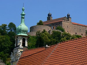 Rondell der Plassenburg hinter dem Kulmbacher Rathausturm