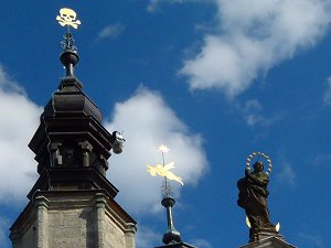 Totenkopf auf dem Kirchturm der Allerheiligenkirche in Sedlec