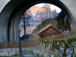 Ziegenstall "Almhütte" unter der Betonbrücke