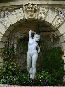 Statue einer schönen nackten Frau