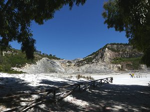 Der Solfatara-Krater in den Phlegräischen Feldern