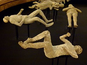 Gipsabdrücke von getöteten Menschen in Boxerhaltung in Pompeji