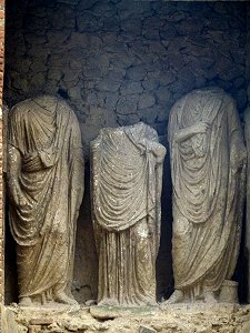 Statuen in einem Grabmal am Nocera-Tor