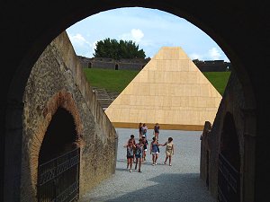 Pyramidenförmiges Museum im Amphitheater für die Gipsabgüsse der toten Menschen