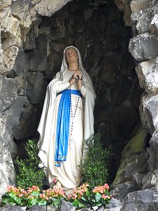 Madonna, die Muttergottes, in der Lourdesgrotte bei Waldsassen