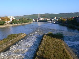 Der Main mit der Friedensbrücke und im Hintergrund der Steinberg